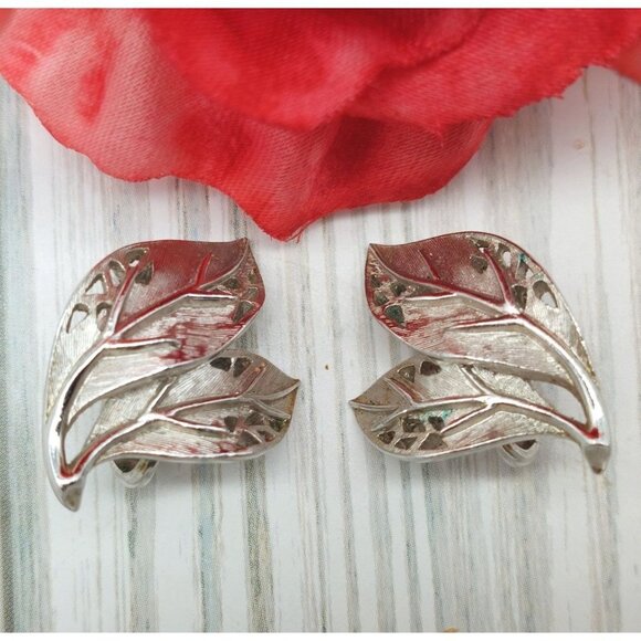 Cute Crown TRIFARI Silver Tone Vintage Leaf Clip On Earrings Brushed & Smooth 1" - Picture 7 of 9
